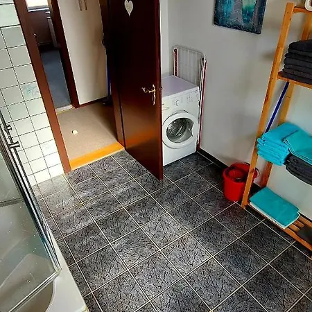 Apartment Gastezimmer - Nahe A72 - Ruhige Lage - Parkplatz